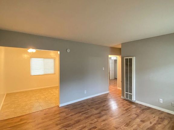 3rd image of 9462 Oak St #3