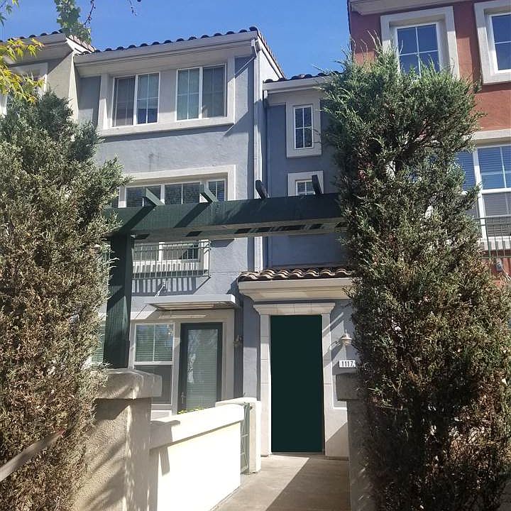 2nd image of 1117 Davis St