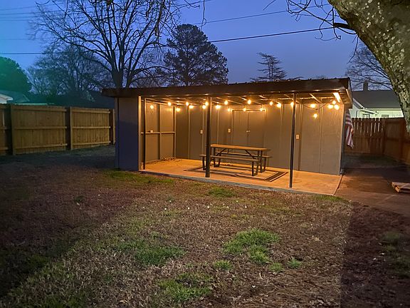 outdoor eating under the lights