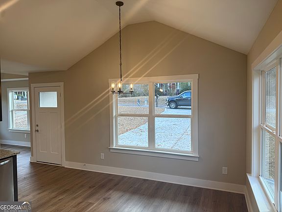 4th image of 101 Cedar St