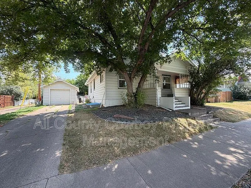 4 bed, 2.0 bath, 900 sqft, $1,850 — Photo 2