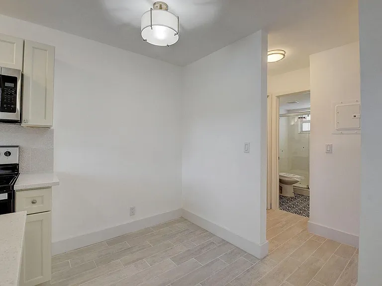 525 S Broadway #M — Photo 7