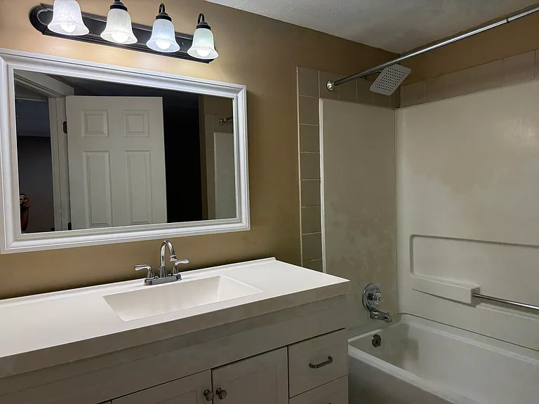 443 E Locust St #B — Photo 9