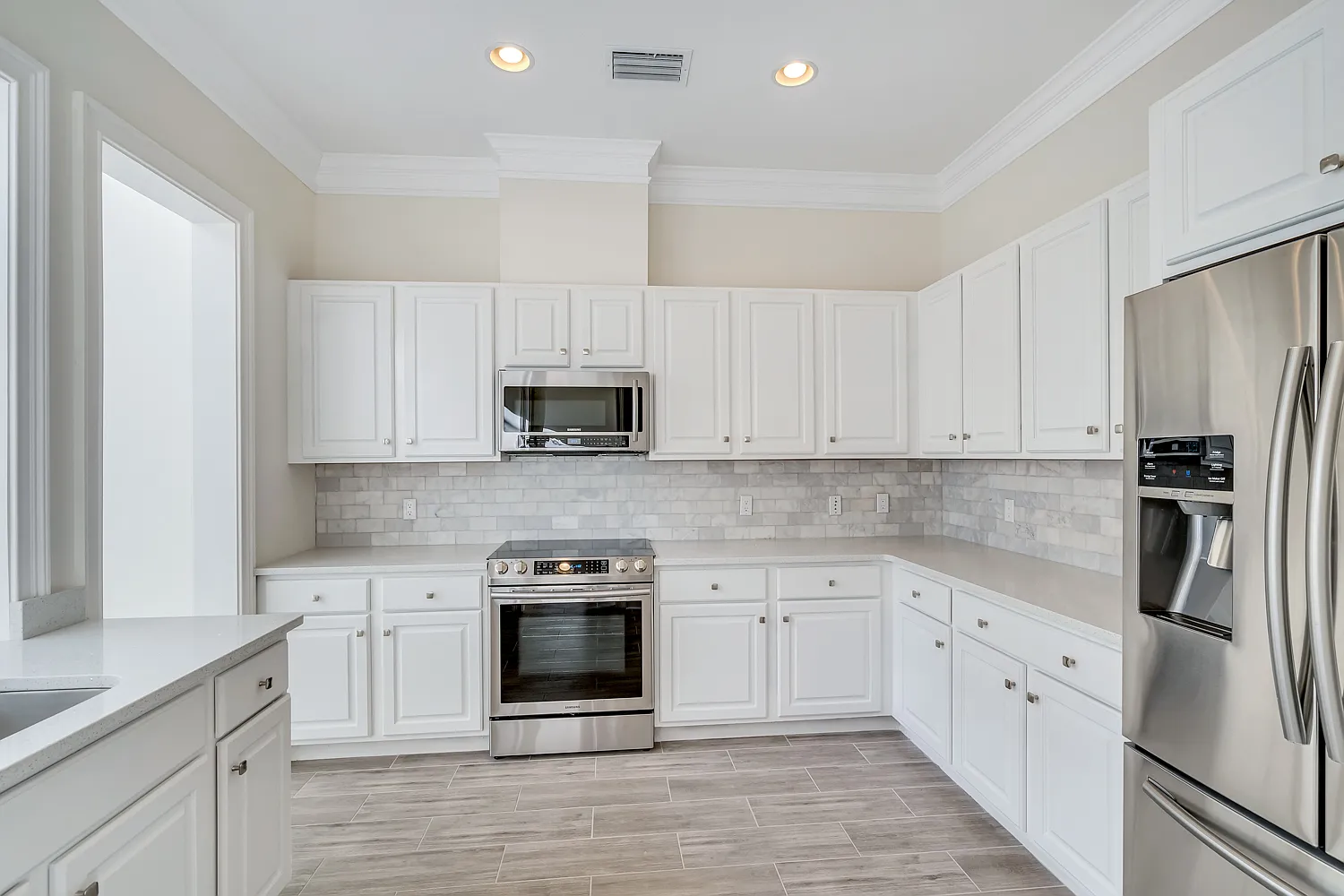 3 bed, 4000 sqft, $7,995 — Photo 2