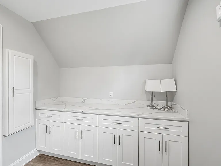 678 Canterbury Dr — Photo 23