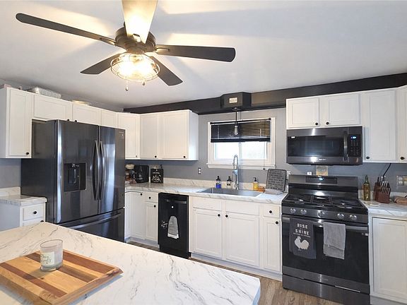 4th image of 820 3rd Ave