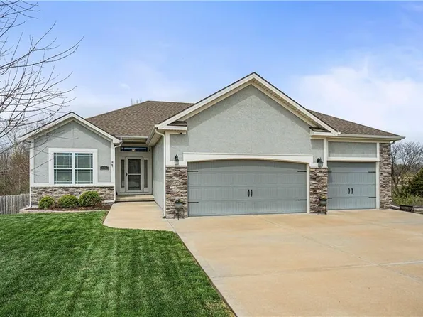 102 Creek Valley Ter, Smithville, MO 64089
