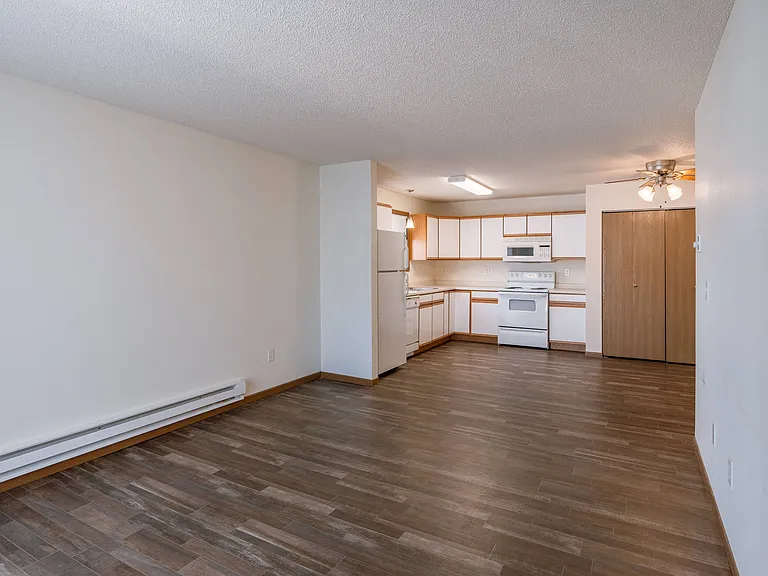 Fargo, ND Lake Crest Apartments | Living
