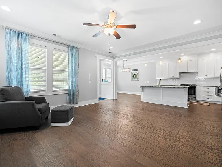 414 Hamlet Cir — Photo 4