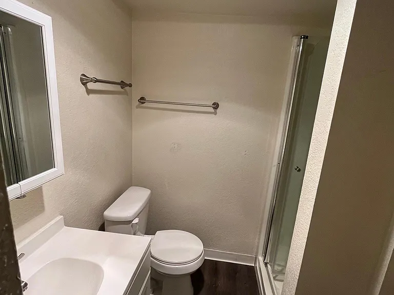 en-suite bath of main bedroom