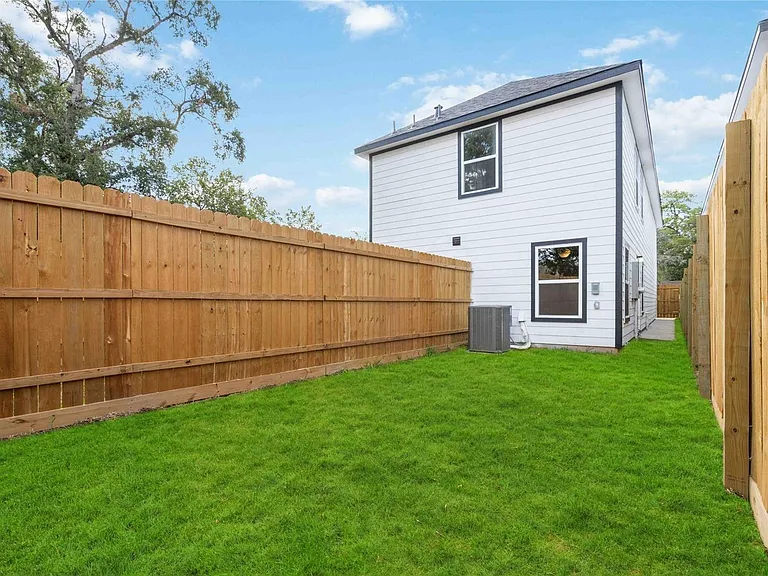 8122 Sterlingshire St #A — Photo 24