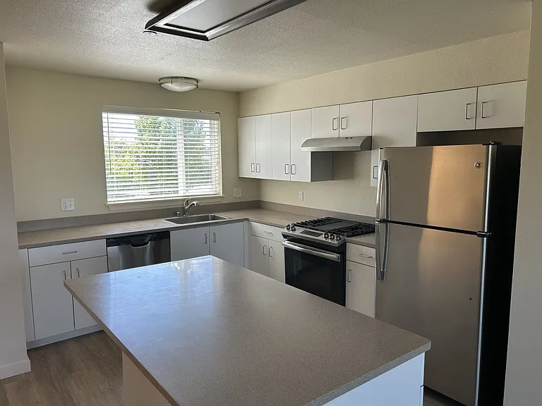445 Southwest Blvd #10 — Photo 9