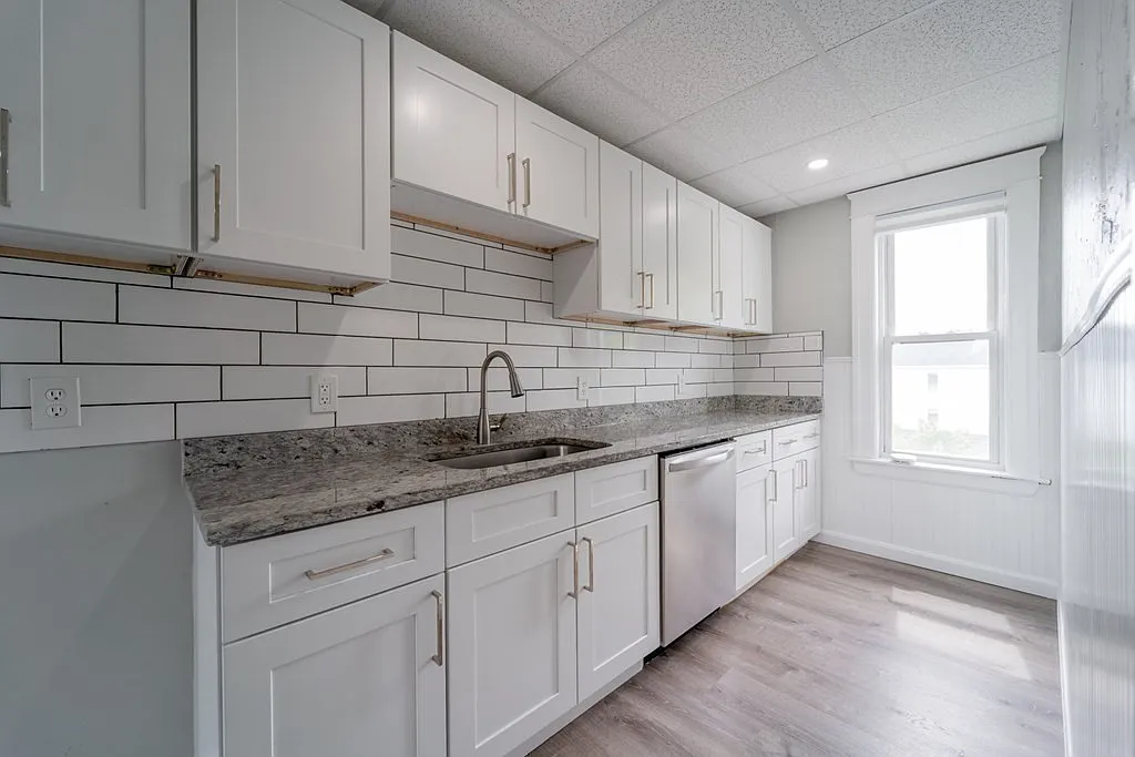 4 bed, $2,350 — Photo 2
