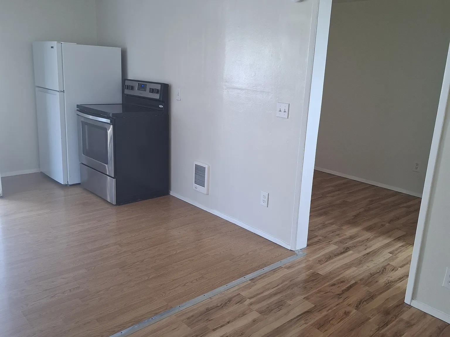 Studio, 300 sqft, $875 — Photo 3