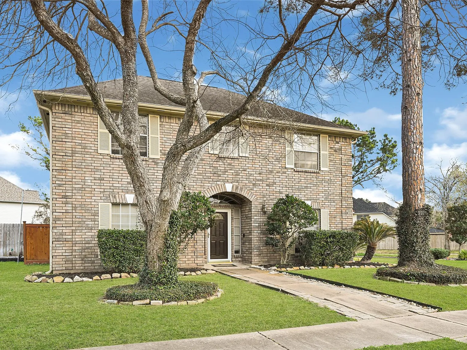 4 bed, 2.5 bath, 2774 sqft, $3,000 — Photo 2