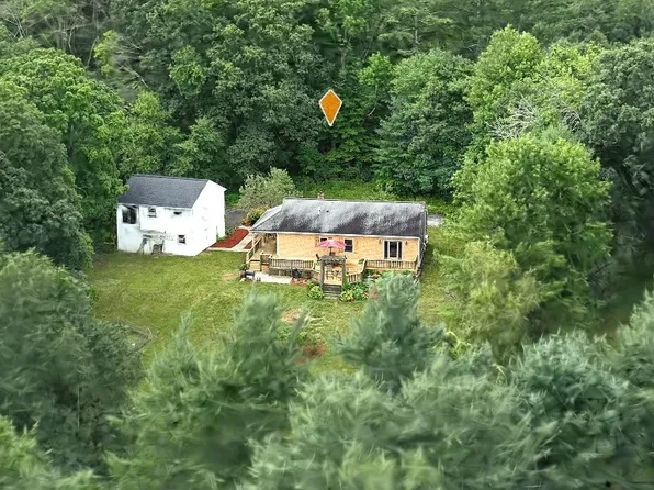 16-18 Curboy Rd, Sturbridge, MA 01566