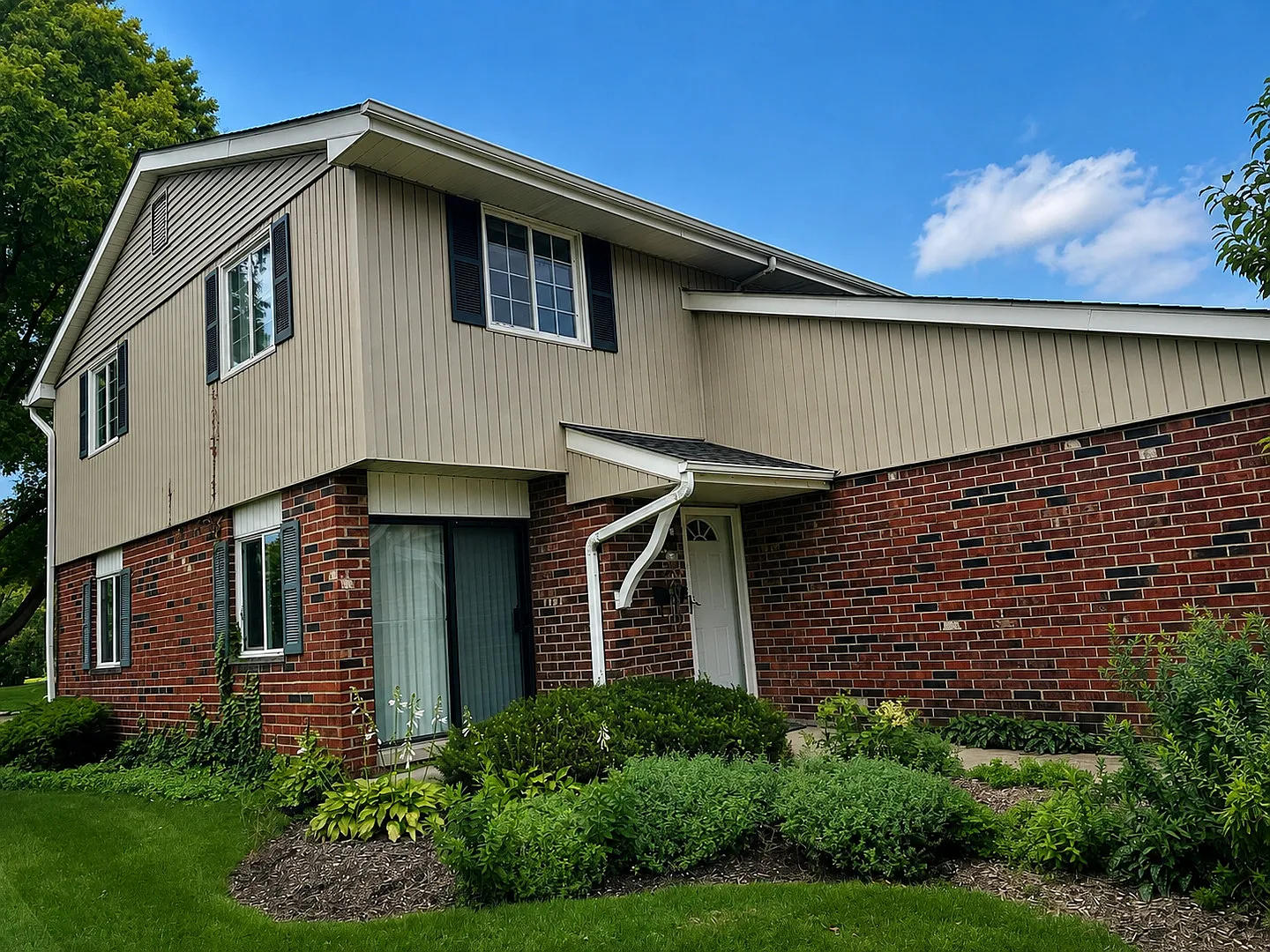 3 bed, 1.5 bath, 1466 sqft, $2,400 — Photo 1