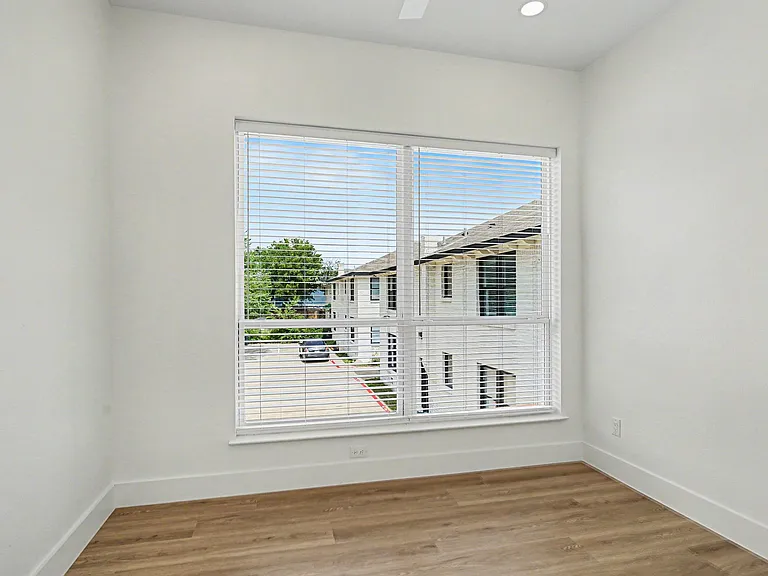 2217 N Fitzhugh Ave #207 — Photo 4