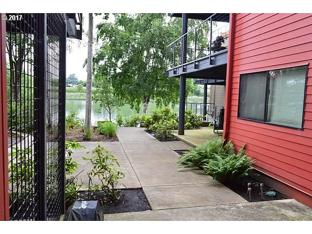 920 NW Naito Pkwy APT J23 photo 1