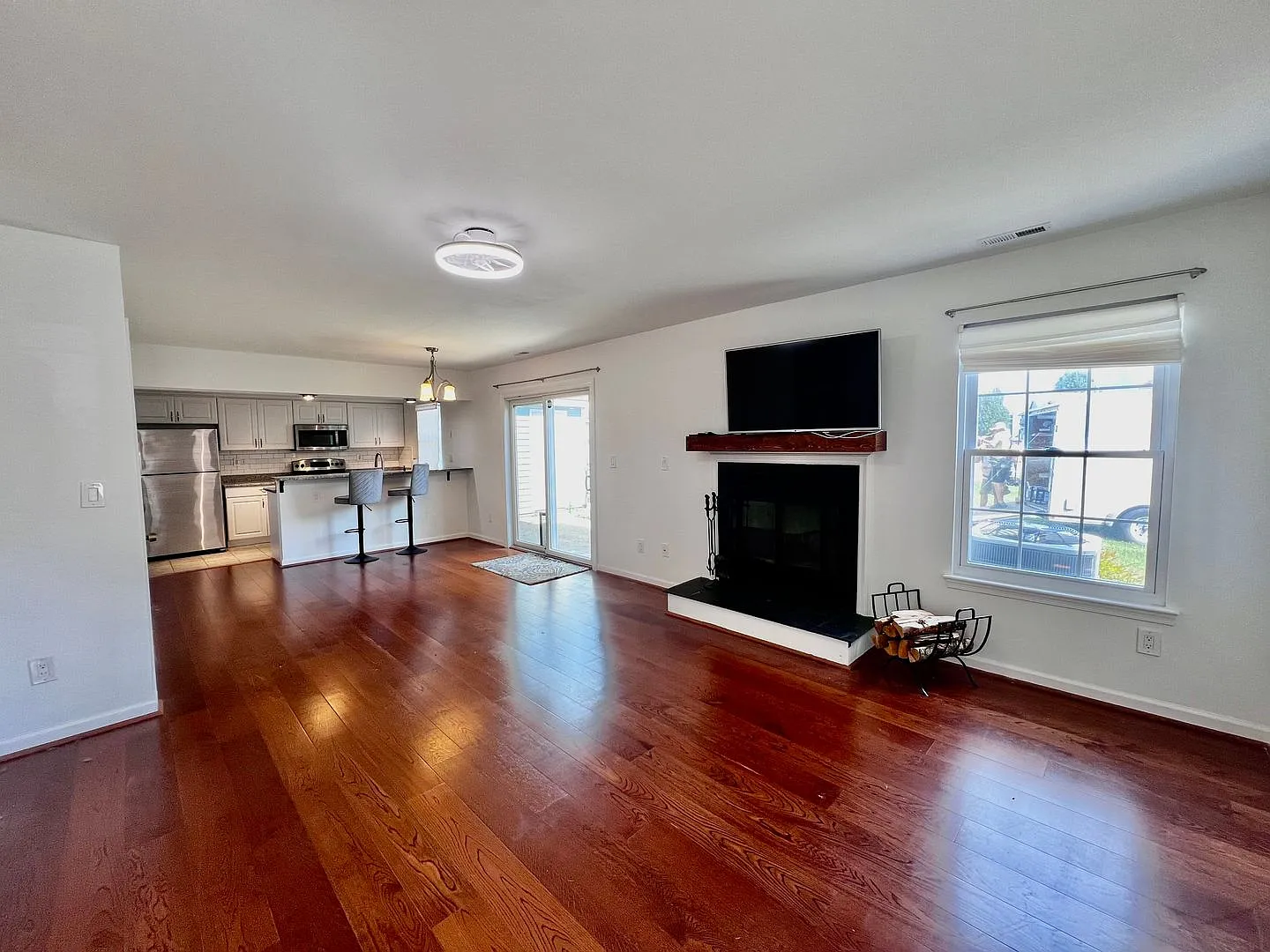 Gorgeous end unit condo — Photo 4