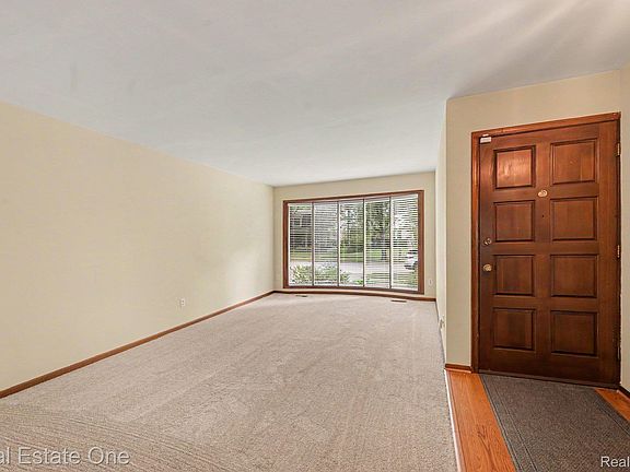 4th image of 5849 Bingham Dr