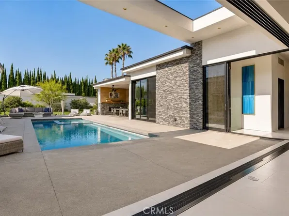 22935 Oxnard St, Woodland Hills, CA 91367