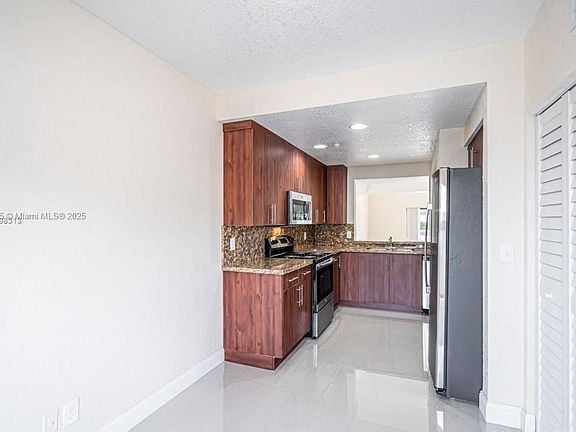 4th image of 636 NE 195th St #636
