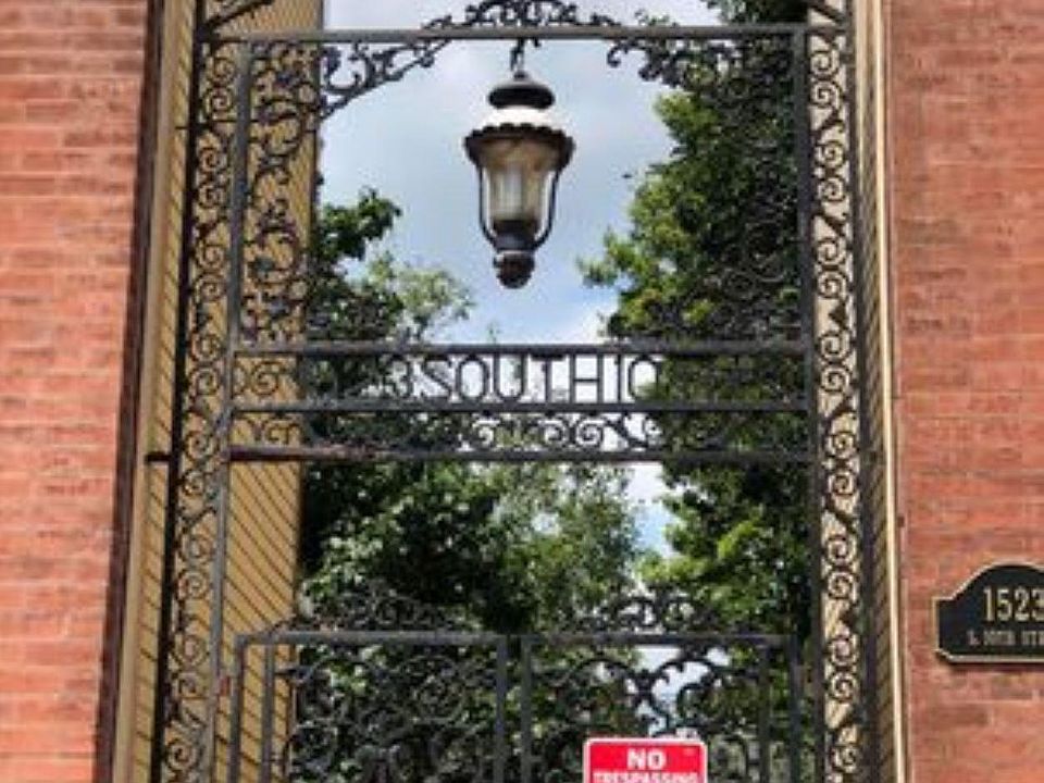 Front entry, opens to courtyard