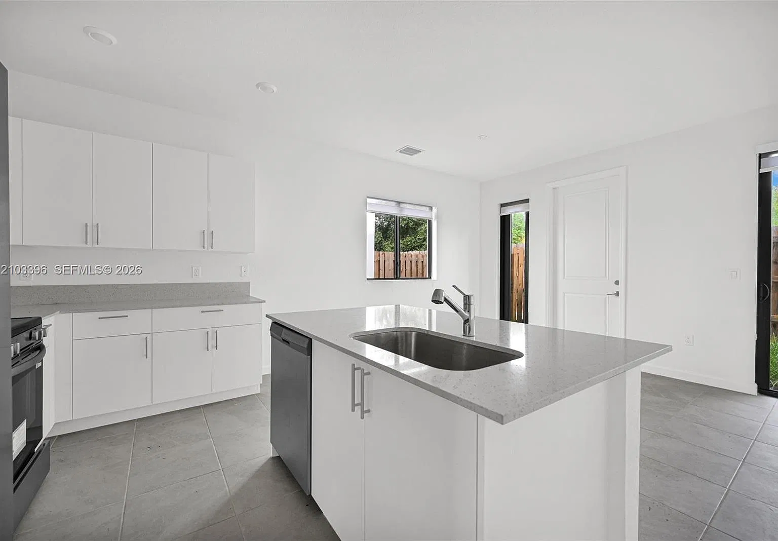 4 bed, 4.0 bath, $2,950 — Photo 4