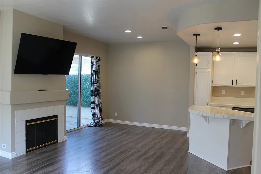2 bed, 1.5 bath, 1089 sqft, $3,000 — Photo 4