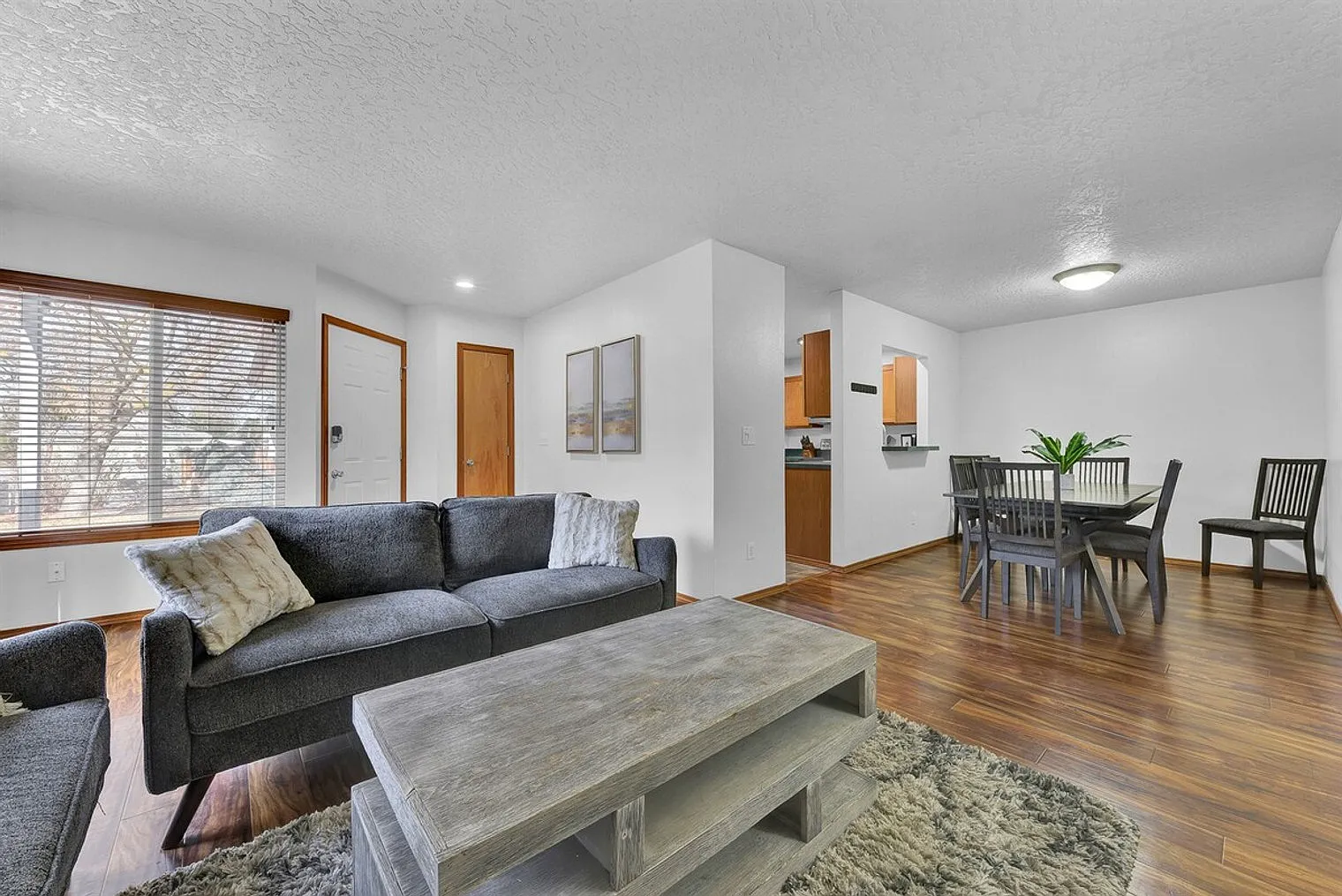 2 bed, 1.0 bath, 1001 sqft, $4,535 — Photo 2