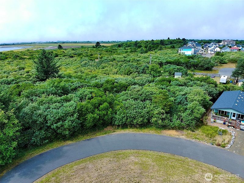 2nd image of 125 Beachwood Loop SE