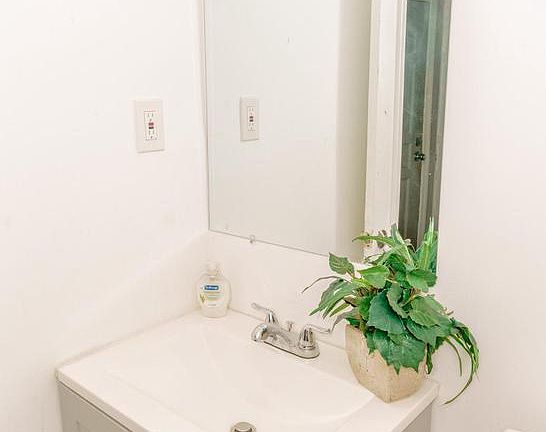 5th image of 2103 Willowtree Ln