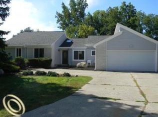 7581 Whithorn Ct, West Bloomfield, MI 48322