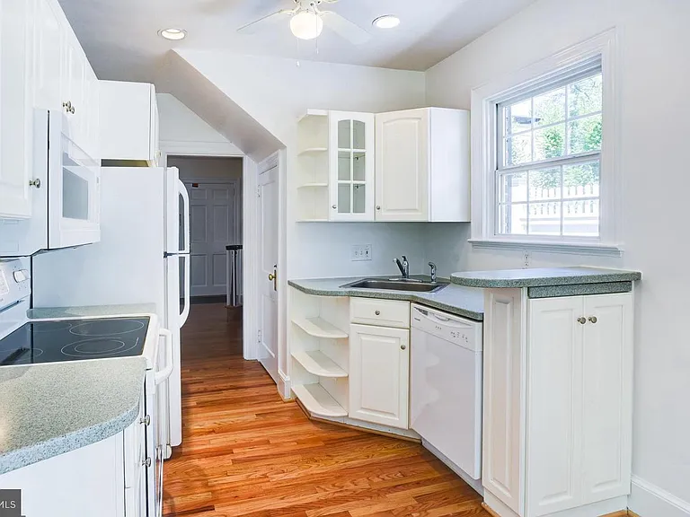 4633 Asbury Pl NW — Photo 8