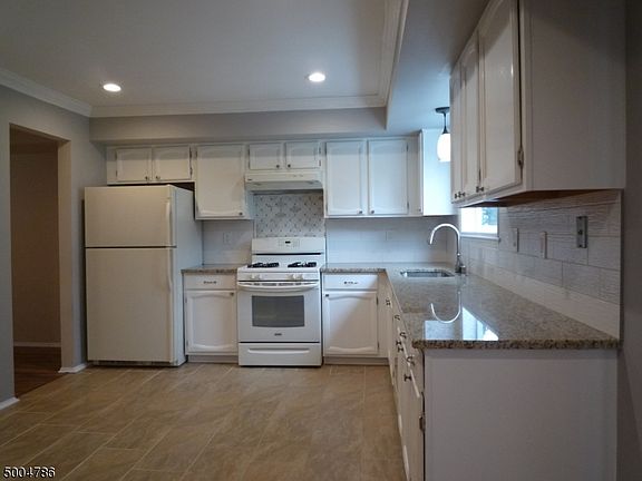 5th image of 388 Cotswold Pl