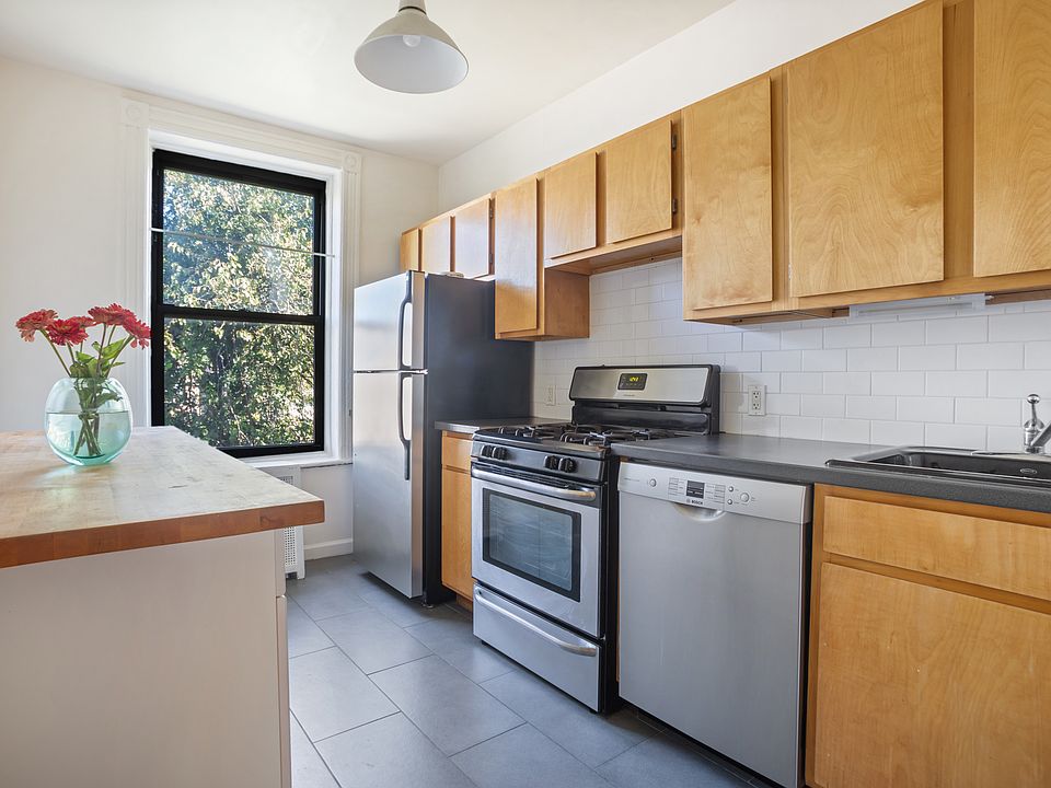 1st image of 687 De Graw St #3