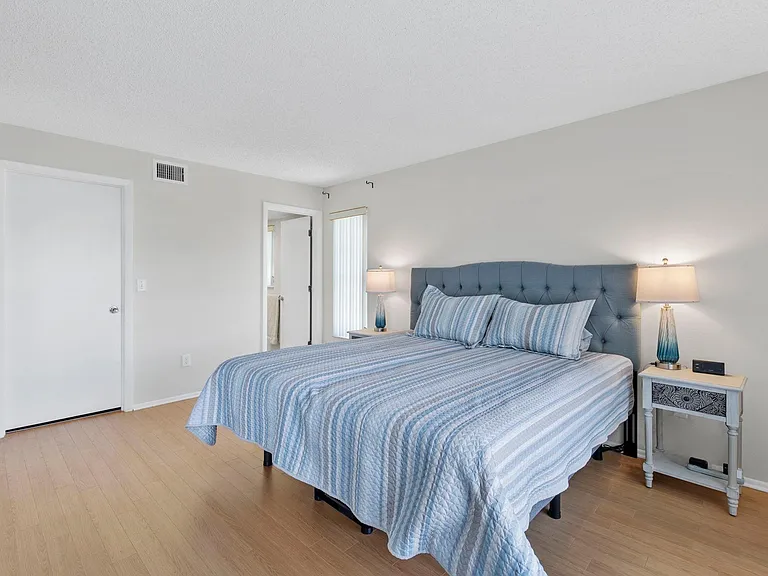 1309 SE 8th St #202 — Photo 7