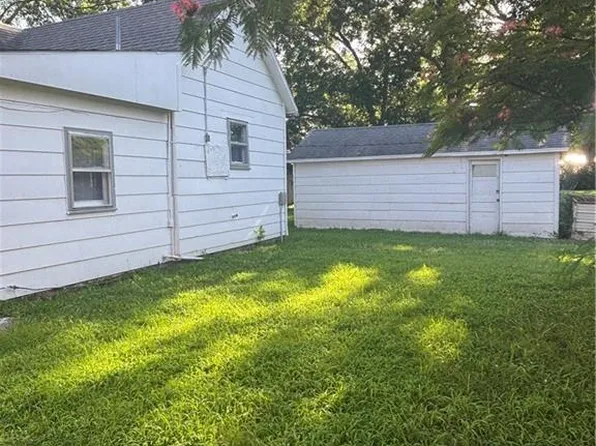 607 E 6th St, Pleasanton, KS 66075