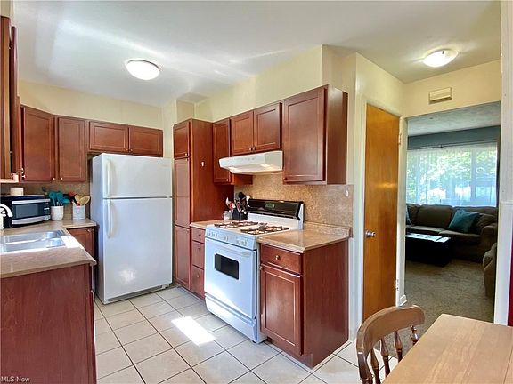4th image of 360 Paul St