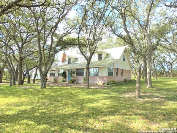 2588 Carr Rd, Beeville 78102