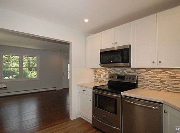3rd image of 409 Biglow Ln