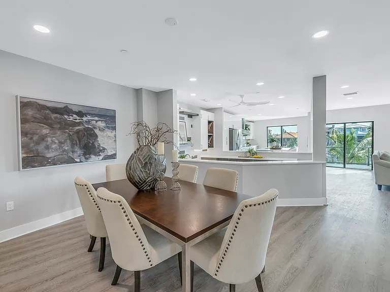 12404 Capri Cir N — Photo 28