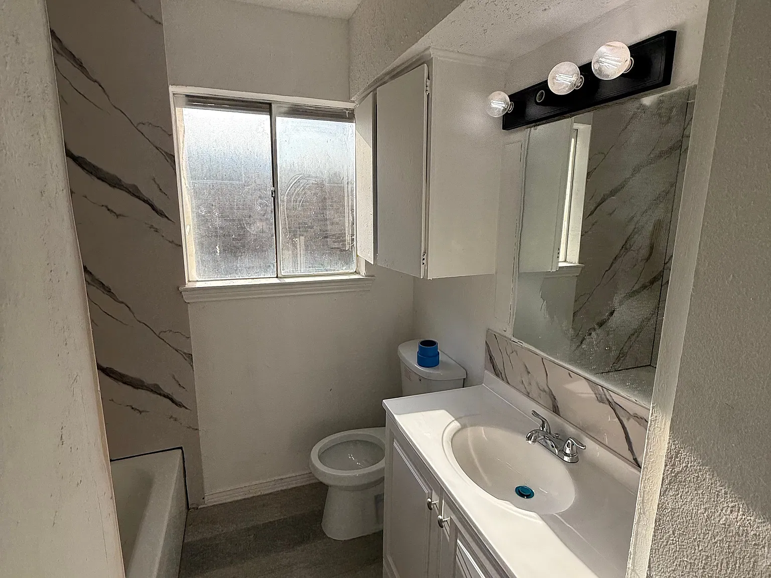 3 bed, 1.0 bath, 1360 sqft, $1,800 — Photo 3