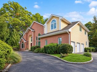 6 Chauncey Place, Woodbury, NY 11797