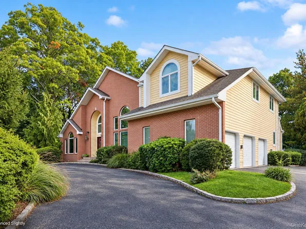 6 Chauncey Place, Woodbury, NY 11797