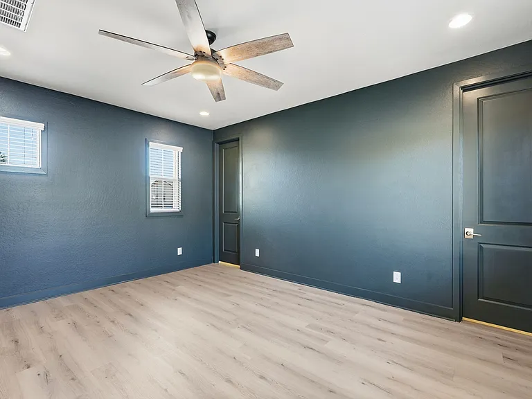 216 E Beatryce St — Photo 25