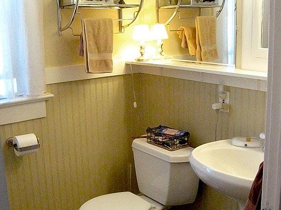 Updated bath w/slate tile floor