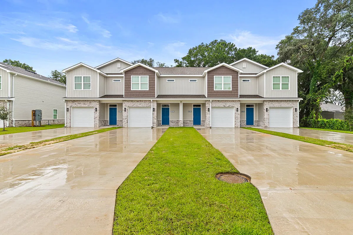 404 Walters Circle Unit 2 — Photo 3