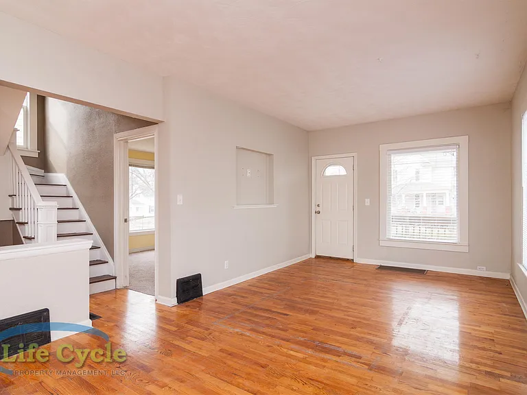 138 Travis St NE — Photo 2